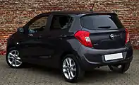  Rear windscreen has a single wiper; number plate is mounted below rear hatch