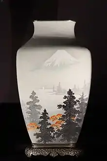 Vase depicting Mount Fuji (c. 1910)