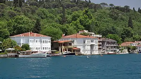 Yalı of Yağlıkçı Hacı Reşit Bey (left), Yalı of (Princess) Prenses Rukiye (middle)
